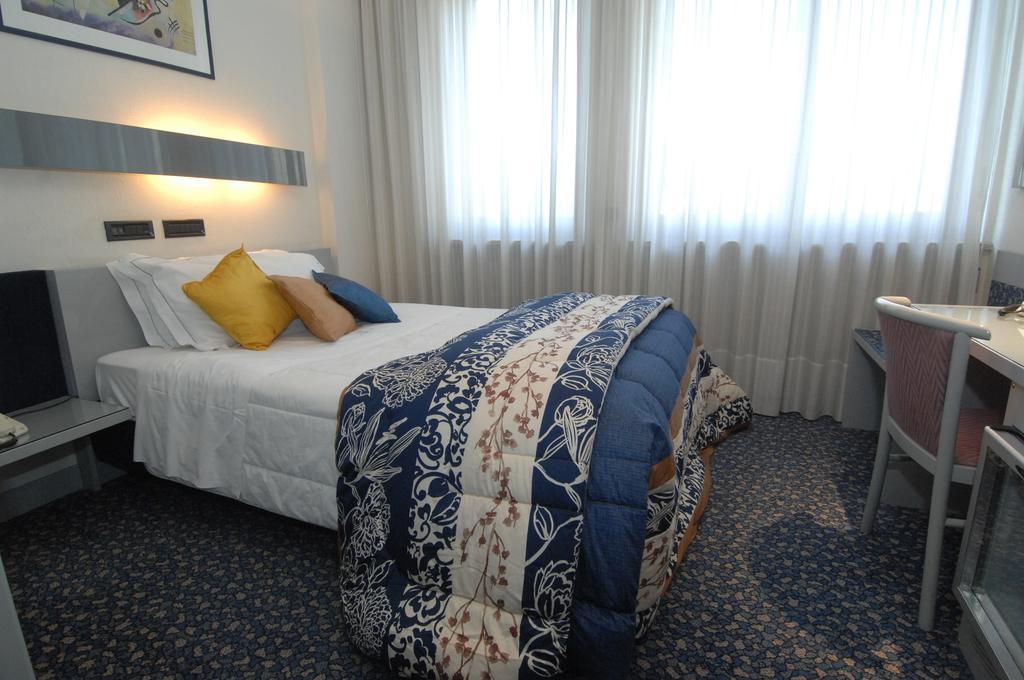 Hotel Michelangelo Biella Habitación foto